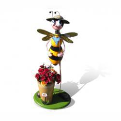 Уличная подставка для цветов - кашпо Пчела мальчик с мотыгой